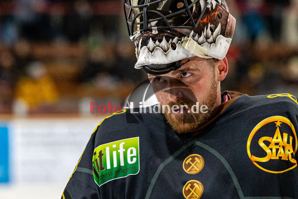 TSV Peißenberg Miners vs EA Schongau Mammuts | Eishockey Bayernliga 2023/2024, TSV Peißenberg Miners vs EA Schongau Mammuts, 20231215,
Korbinian SERTL (Miners Goali 31) fokusiert beim Aufwärmen,
2023-12-15 in Peißenberg (Eisstadion)
31 Korbinian SERTL (Miners Goali 31)
Copyright: WolfgangxLindner foto-lindner.de
