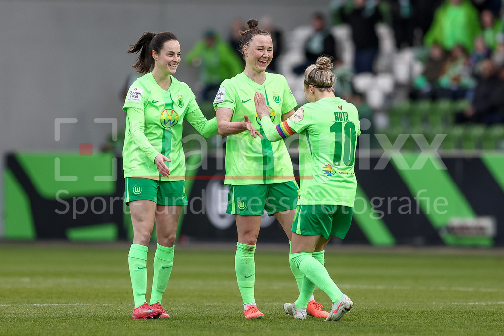 Fussball, Google Pixel Frauen-Bundesliga, VfL Wolfsburg - SGS Essen | v.li.: Caitlin Dijkstra (VfL Wolfsburg, 3), Torschützin Marina Hegering (VfL Wolfsburg, 31) und Svenja Huth (VfL Wolfsburg, 10) mit Torjubel, Jubel, jubeln, jubelt, optimistisch, Spielszene, Highlight, Freude über das Tor zum 1:0, DIE DFB-RICHTLINIEN UNTERSAGEN JEGLICHE NUTZUNG VON FOTOS ALS SEQUENZBILDER UND/ODER VIDEOÄHNLICHE FOTOSTRECKEN. DFB REGULATIONS PROHIBIT ANY USE OF PHOTOGRAPHS AS IMAGE SEQUENCES AND/OR QUASI-VIDEO.