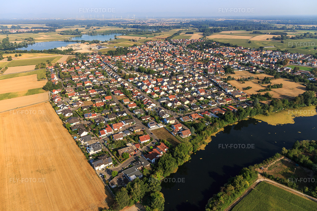 Luftbild: Ortsanasicht aus Südwesten am Fischmal in Leimersheim im Bundesland Rheinland-Pfalz in Deutschland. Foto: IMG_122186.jpg vom 11.08.2020 durch Werner Riehm/FLY-FOTO.de