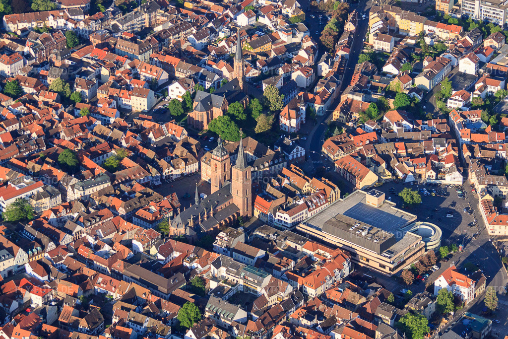 Luftbild: Zwei Kirchen in einem Gebäude: Protestantische Stiftskirche und Stiftskirche St. Ägidius (kath. Teil) neben der Hertie-Ruine in Neustadt an der Weinstraße im Bundesland Rheinland-Pfalz in Deutschland. Foto: IMG_64676.jpg vom 04.05.2014 durch Werner Riehm/FLY-FOTO.deAuflösung des Originals: 4607 x 3071 pxWWW.STIFTSKIRCHE-NEUSTADT.DE