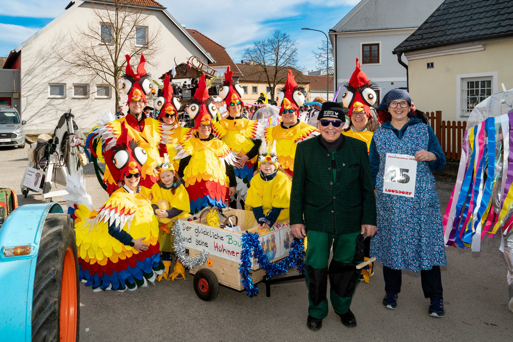 MASKEN-Gruppe_8854 | Fotostrecke: FASCHINGSUMZUG 2025 in Loosdorf. 22 Masken(gruppen)-Teilnehmer: Loosdorfer Vereine, Wirtschaftstreibende, Gemeindeabordnungen sowie Kreditinstitute. rund 700 Besucher entlang der Hauptstrasse. Veranstaltungs-Sicherung durch Mannschaft der FF-Loosdorf mit schwerem Gerät. Maskenprämierung am EKZ-Platz durch Bgm. Thomas Vasku in den Kategorien: Bester Festwagen (Fa. gkonzept-Groissenberger; Beste Personengruppe-ASK-Loosdorf; Beste Einzelperson; Weiteste Anreise-FF Schollach;