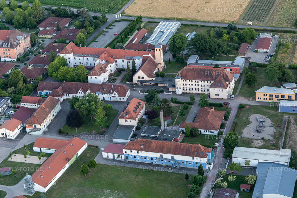 Luftbild: Förderschule Landau - Schule mit dem FSP motorische Entwicklung in Landau in der Pfalz im Bundesland Rheinland-Pfalz in Deutschland.Foto: IMG_133608.jpg vom 12.07.2022 durch Werner Riehm/FLY-FOTO.deAuflösung des Originals: 5472 x 3648 pxIndividuelle Förderung von körperbehinderten Kindern | Förderschule SFM Landau