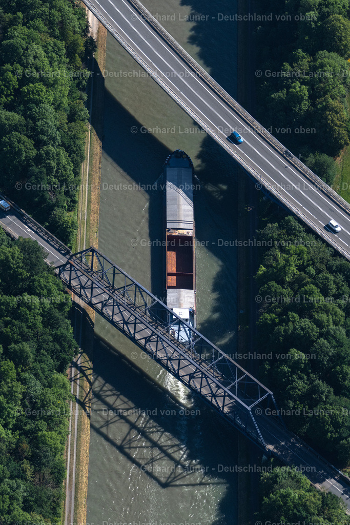 4034957 | BRAUNSCHWEIG 31.07.2020 Schiffe und Schleppverbände der Binnenschiffahrt in Fahrt auf der Wasserstraße des Flußverlaufes " Mittellandkanal " in Braunschweig im Bundesland Niedersachsen, Deutschland. // Ships and barge trains inland waterway transport in driving on the waterway of the river " Mittellandkanal " in Brunswick in the state Lower Saxony, Germany. Foto: Gerhard Launer