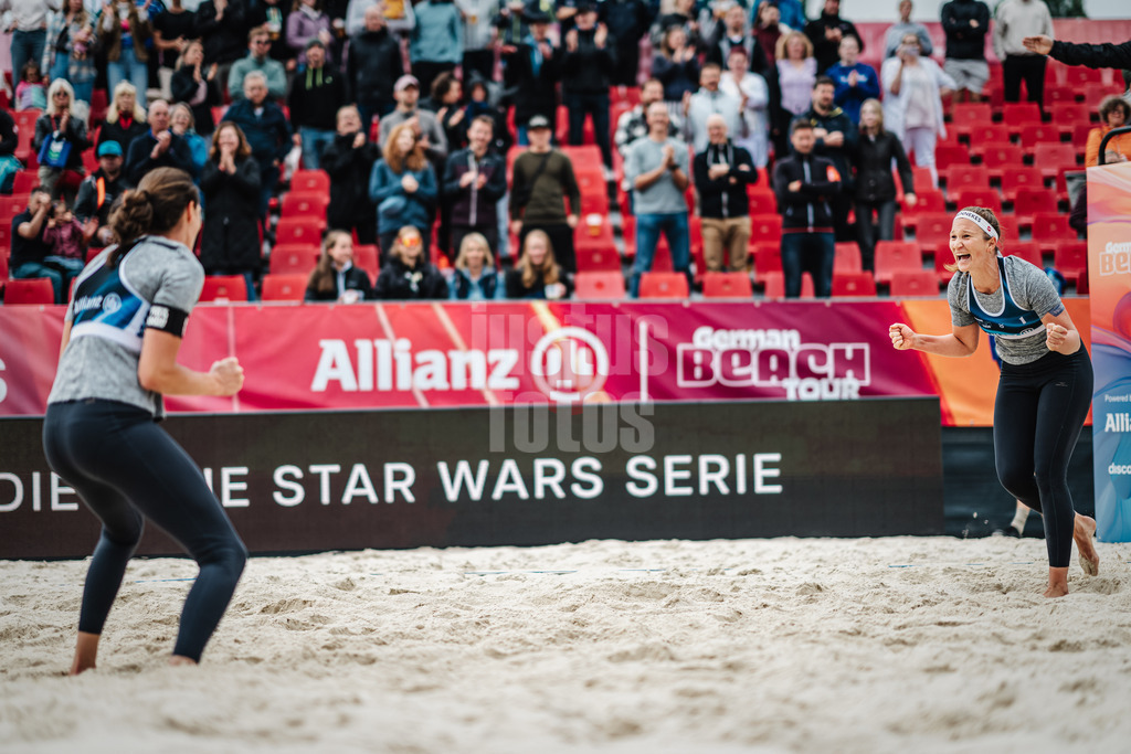 Beachvolleyball | Frauen | German Beach Tour 2024 | Tourstop Bremen | 07.06.2024 | Isabel Schneider (rechts) und Kira Walkenhorst (jubeln) nach dem Sieg
