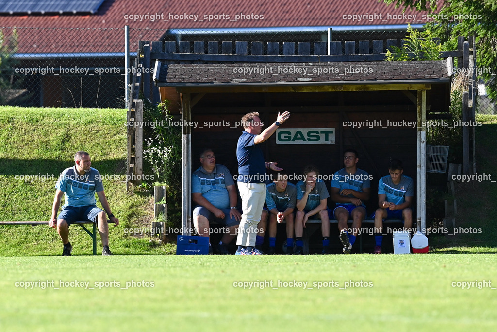 FC Gmünd vs. Union Matrei 19.8.2023 | Headcoach Union Matrei Rupert Marko, Spielerbank Union Matrei