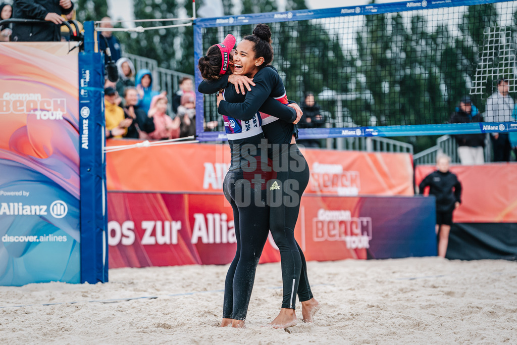 Beachvolleyball | Frauen | German Beach Tour 2024 | Tourstop Bremen | 08.06.2024 | v.l. Andressa Cavalcanti Ramalho (BRA) und Thainara Mylena Feitosa de Oliveira (BRA) jubeln und umarmen sich nach dem Sieg