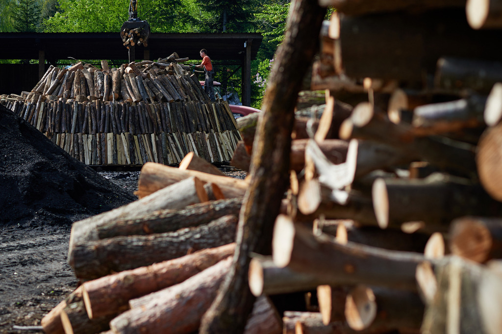 Aufschichten des Meilers mit dem Holzkran | Michelbach, Austria - May 08, 2019: Aufschichten des Meilers mit dem Holzkran. - Realisiert mit Pictrs.com