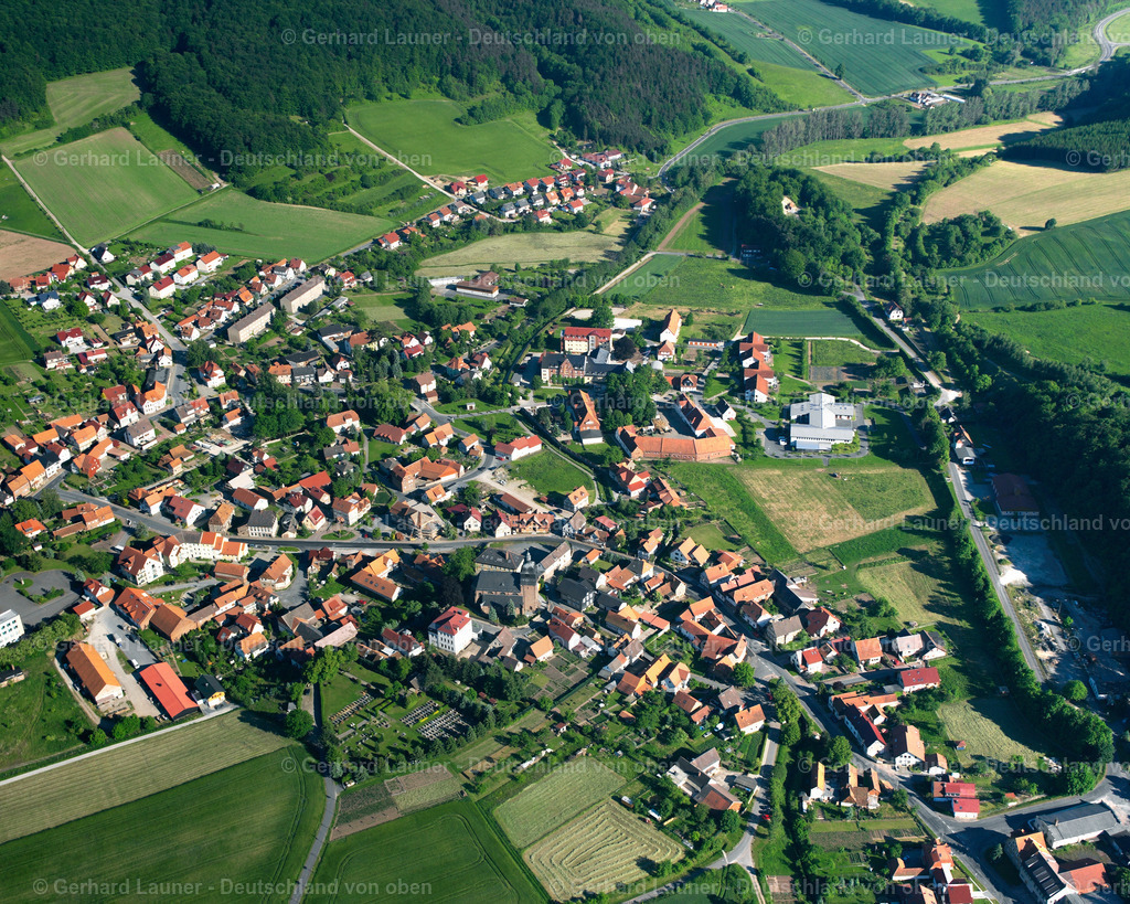 2634645 | ERSHAUSEN 09.06.2006 Stadtansicht vom Stadtrand angrenzend an landwirtschaftliche Feldern  in Ershausen im Bundesland Thüringen, Deutschland // City view from the outskirts with adjacent agricultural fields  in Ershausen in the state Thuringia, Germany Foto: Gerhard Launer