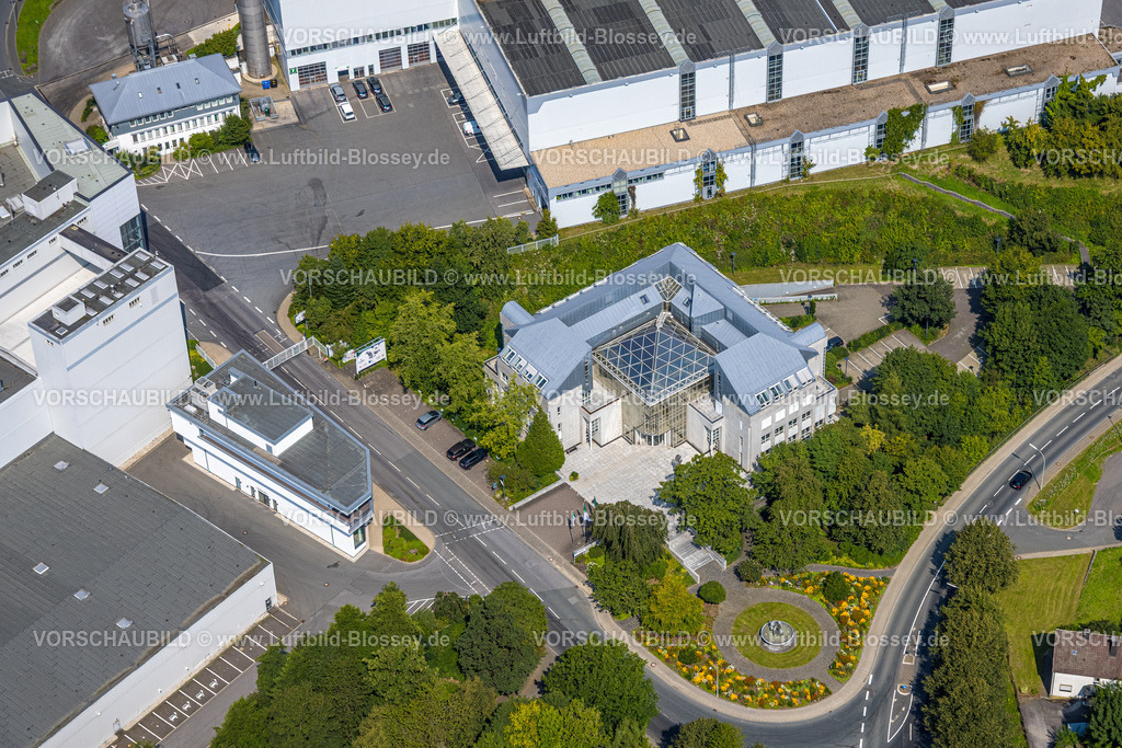 Meschede250807490 | Luftbild, Haus mit Glasdach, Blumenbeet und Brunnen der Brauerei C. & A. VELTINS GmbH, Grevenstein, Meschede, Sauerland, Nordrhein-Westfalen, Deutschland