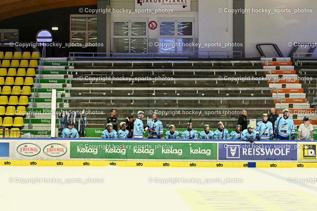 EC iDM Wärmepumpen VSV vs. KHL Sisak | Spielerbank EC VSV, Tray Tuomie Headcoach EC VSV, Dr. Müller-Muttonen Steve-Oliver Teamdoc EC VSV, Marco Pewal Assistant Coach EC VSV, Baustelle, Nico Steinwender Physiotherapist EC VSV, EC iDM Wärmepumpen VSV vs. KHL Sisak, EC iDM Wärmepumpen VSV vs. KHL Sisak am 02.09.2025 in Villach (Stadthalle Villach), Austria, (Photo by Bernd Stefan)
