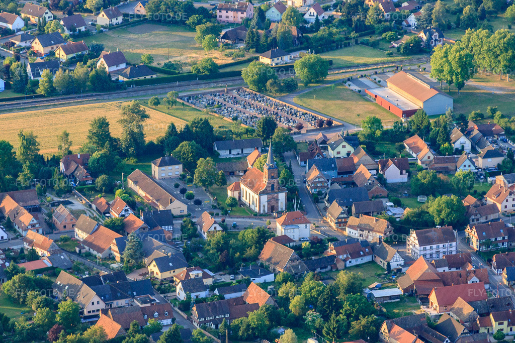 Luftbild: Église simultanée und Friedhof in Rountzenheim im Bundesland Bas-Rhin in Frankreich. – Foto: IMG_68011.jpg vom 19.06.2014 durch Werner Riehm/FLY-FOTO.de – Auflösung des Originals: 4434 x 2956 px – Historique de Rountzenheim • Mairie de Rountzenheim-Auenheim