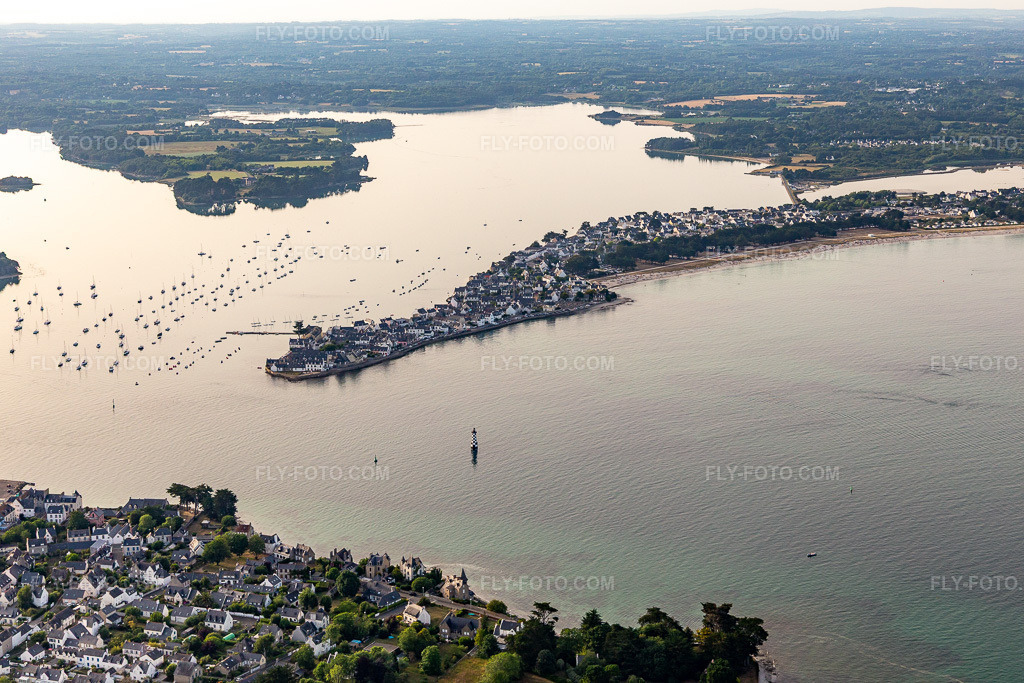 Aerial view: View of the town in Île-Tudy in the state Finistere, France. – Photo: IMG_132497.jpg taken on 06/17/2022 by Werner Riehm/FLY-FOTO.com – Resolution of the original: 5472 x 3648 px