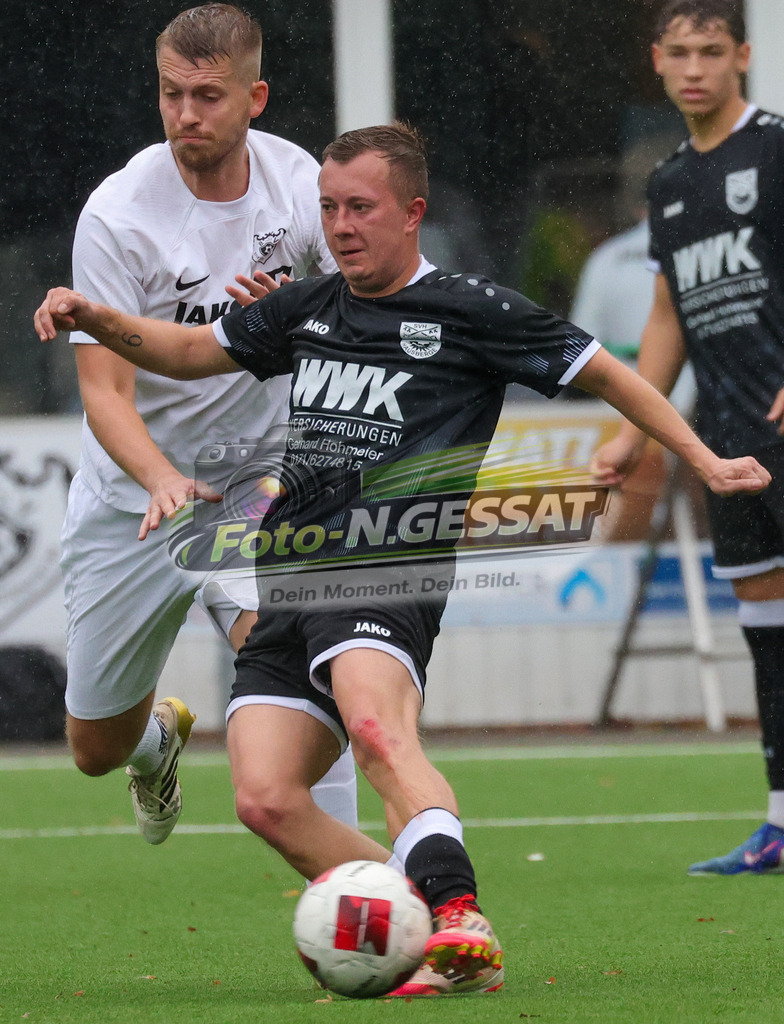 BV Stift Quernheim - SV Hausberge | Auf dem Bild zu sehen: weiß BV Stift Quernheim: Florian Laege ; schwarz SV Hausberge: Mika Tom Kühme  BV Stift Quernheim, SV Hausberge, Saison 26/27, Bezirksliga, Stift Quernheim, Deutschland - Realisiert mit Pictrs.com