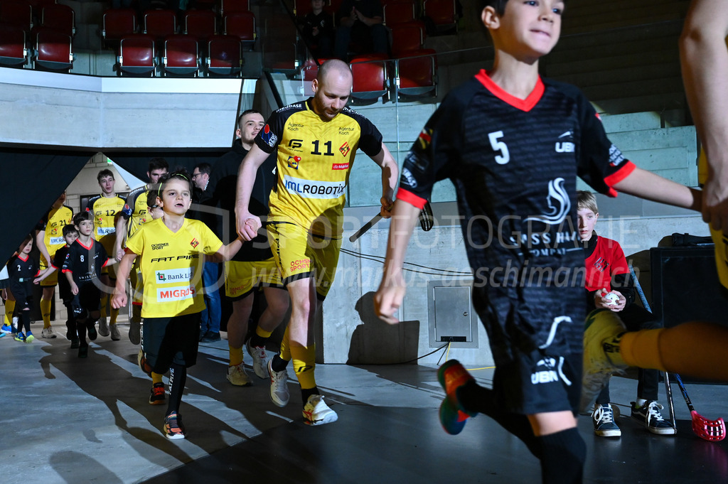 HC Rychenberg vs Floorball Köniz - 18. Dezember 2022 | HC Rychenberg vs Floorball Köniz
AXA Arena, Winterthur
Pascal Kern (#11 HC Rychenberg) mit Einlaufkid.
Bild: Sportfotografie Markus Aeschimann | www.markus-aeschimann.ch - Realisiert mit Pictrs.com