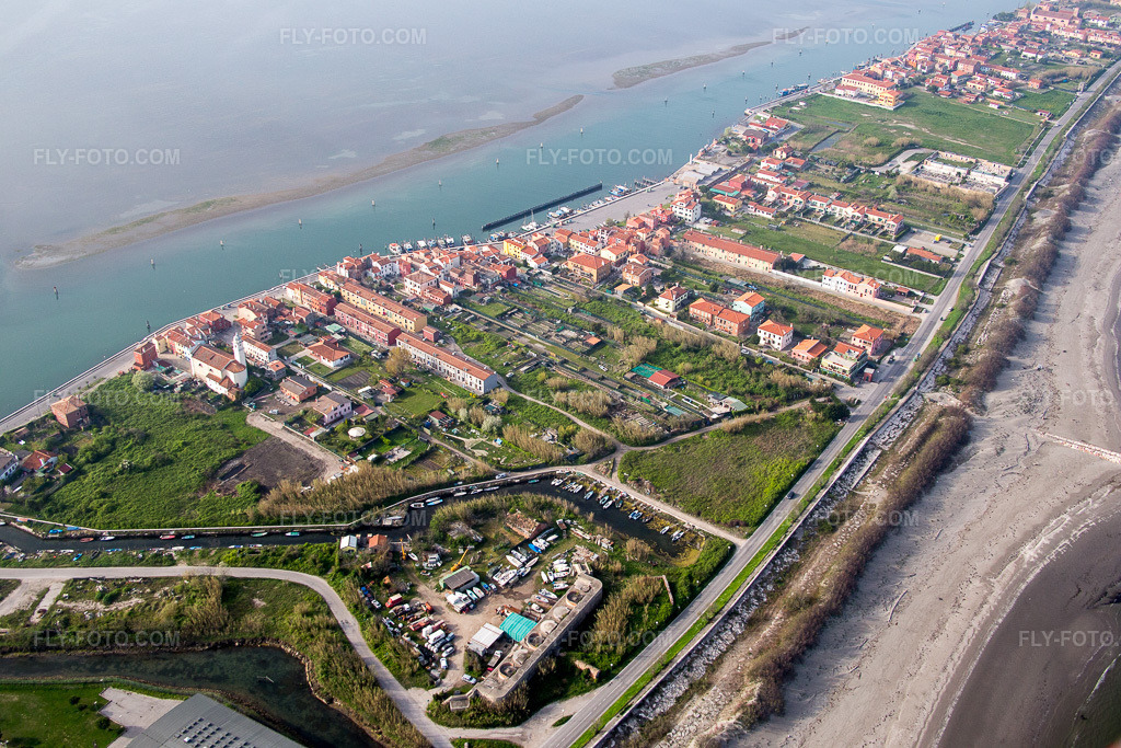 Aerial view: Residential development on the Lido di Venecia peninsula in the district San Pietro in Volta in Venice in San Pietro in Volta in the state Veneto, Italy. – Photo: IMG_087460.jpg taken on 04/06/2016 by Werner Riehm/FLY-FOTO.com – Resolution of the original: 5472 x 3648 px