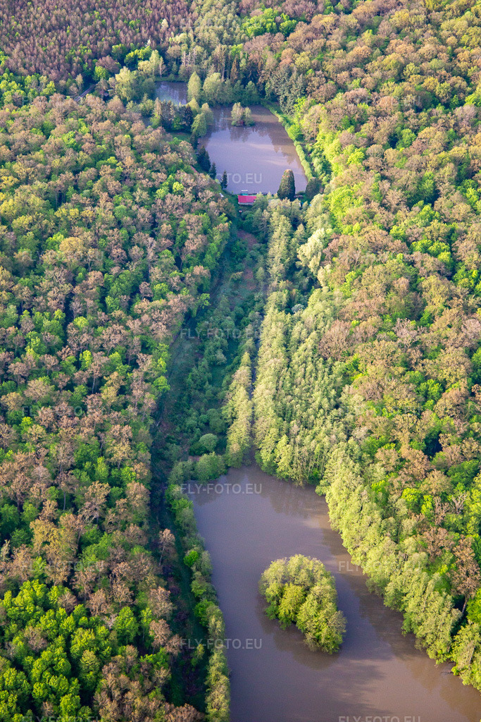 Vue aérienne: Gross Schwarzweiher à Niederstinzel dans le département Moselle, France. Photo: IMG_140588.jpg prise le 01/05/2024 par Werner Riehm/FLY-FOTO.eu – Résolution de l'original: 3648 x 5472 px