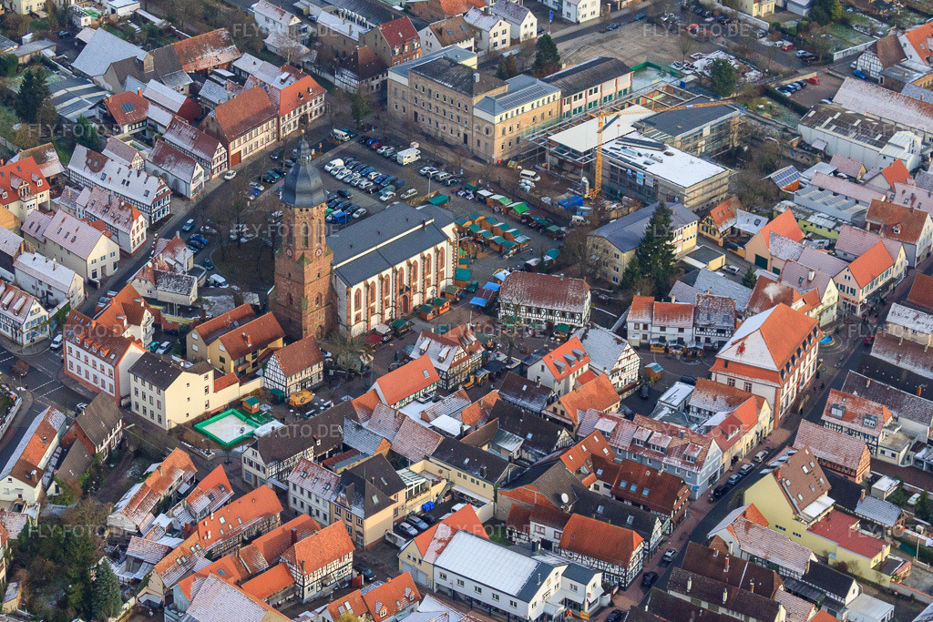 Luftbild: Christkindlmarkt am Plätzl und um die St. Georgskirche in Kandel im Bundesland Rheinland-Pfalz in Deutschland. Foto: IMG_35671.jpg vom 27.11.2010 durch Werner Riehm/FLY-FOTO.de