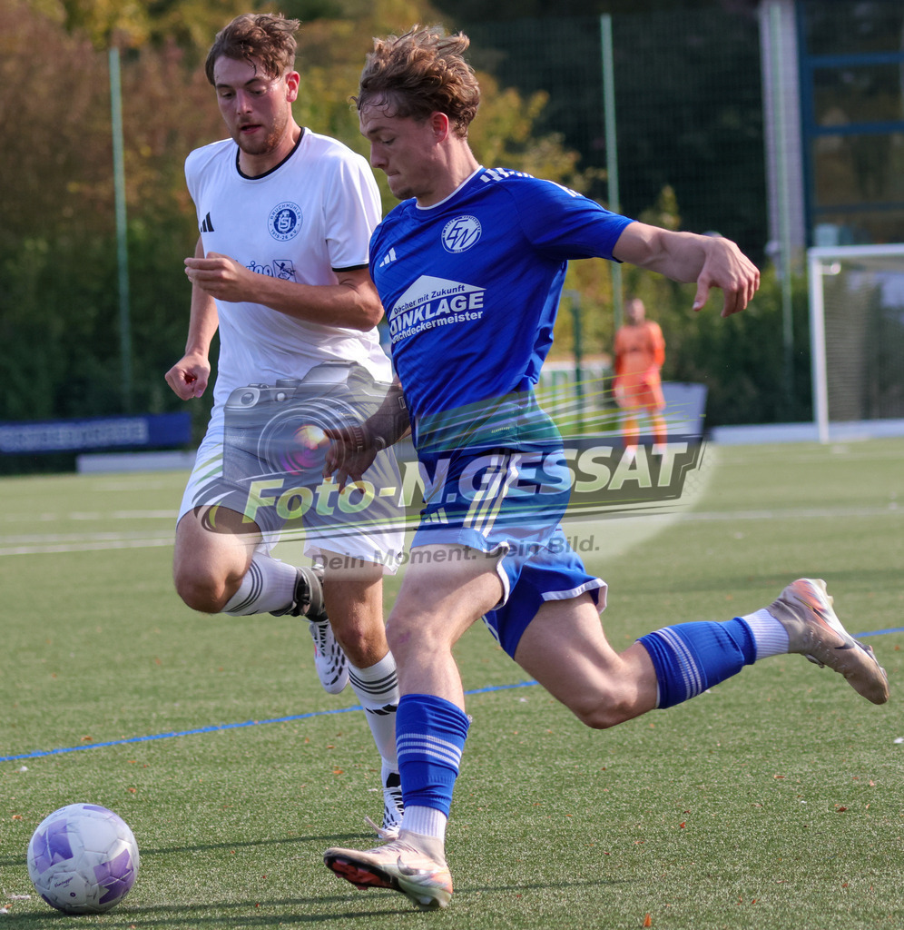 SV Enger-Westerenger - TuS Bruchmühlen | Auf dem Bild zu sehen: blau SV Enger-Westerenger: Fabrice Walter ; weiß TuS Bruchmühlen: Moritz BergSV Enger-Westerenger, TuS Bruchmühlen, Saison 26/27, Kreisliga A, Enger, Deutschland - Realisiert mit Pictrs.com