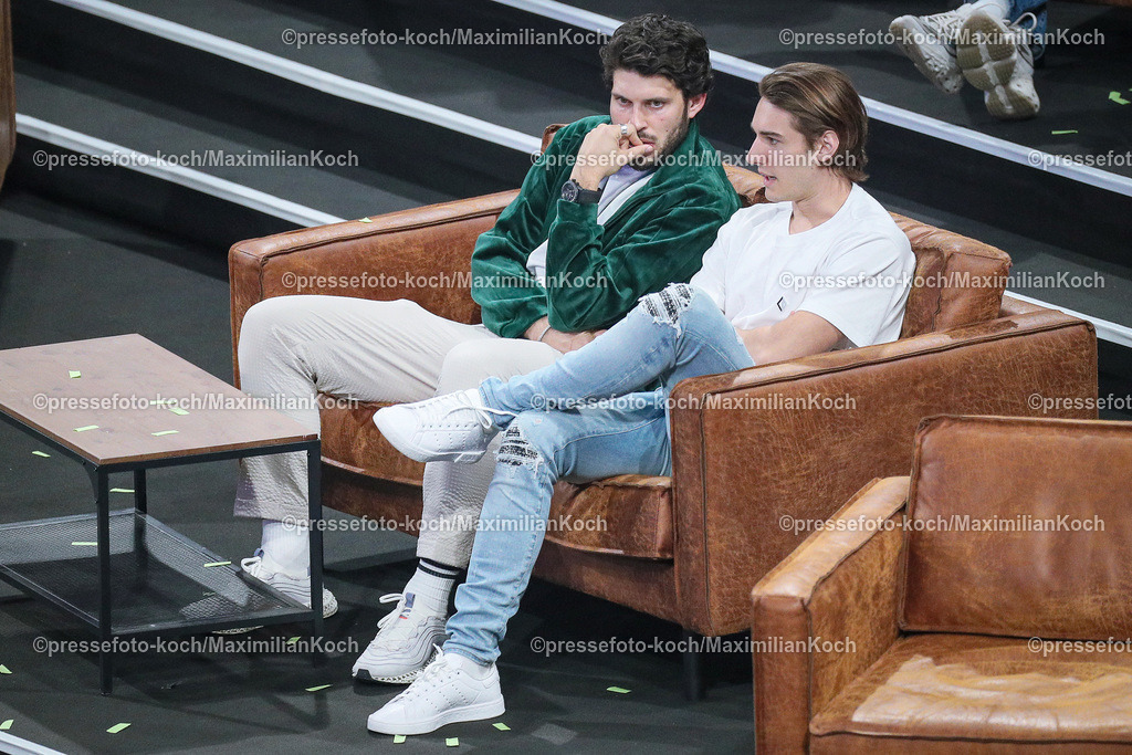 DueBL08042401022 | 08.04.2024, Düsseldorf, Fußball, Baller League, PSD Bank Dome, Final Four:  Manager Marvin Docke zusammen mit Florian Christian Neuhaus (Borussia Mönchengladbach) 