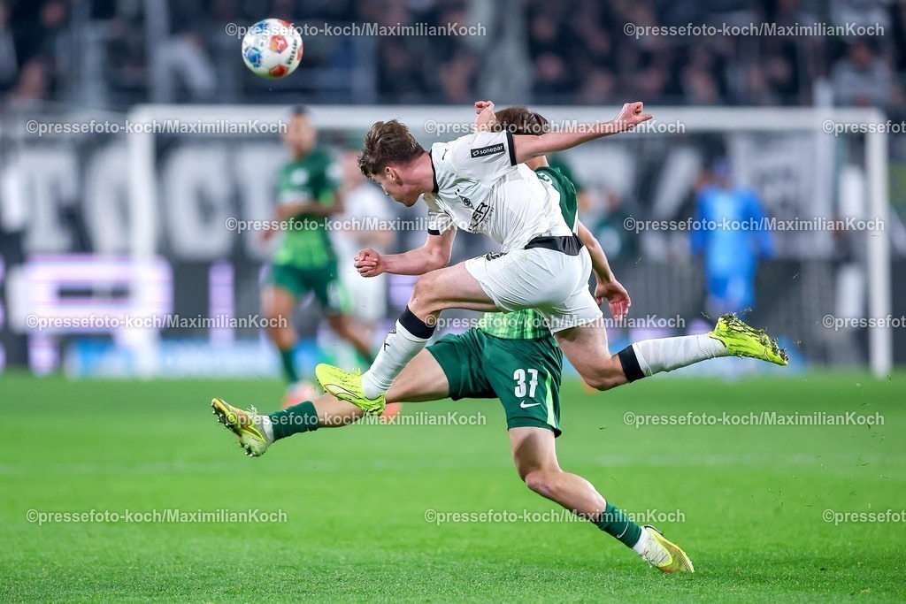 BMG13122502197 | 13.12.2025, Fußball, Borussia Mönchengladbach - VfL Wolfsburg, 1. Fußball Bundesliga, 14.Spieltag, Borussia-Park, Saison 2025 2026: Lukas Ullrich&nbsp;(Borussia Mönchengladbach #26) im Zweikampf gegen Pharell Hensel (VfL Wolfsburg #37) DFB regulations prohibit any use of photographs as image sequences and or quasi-video.