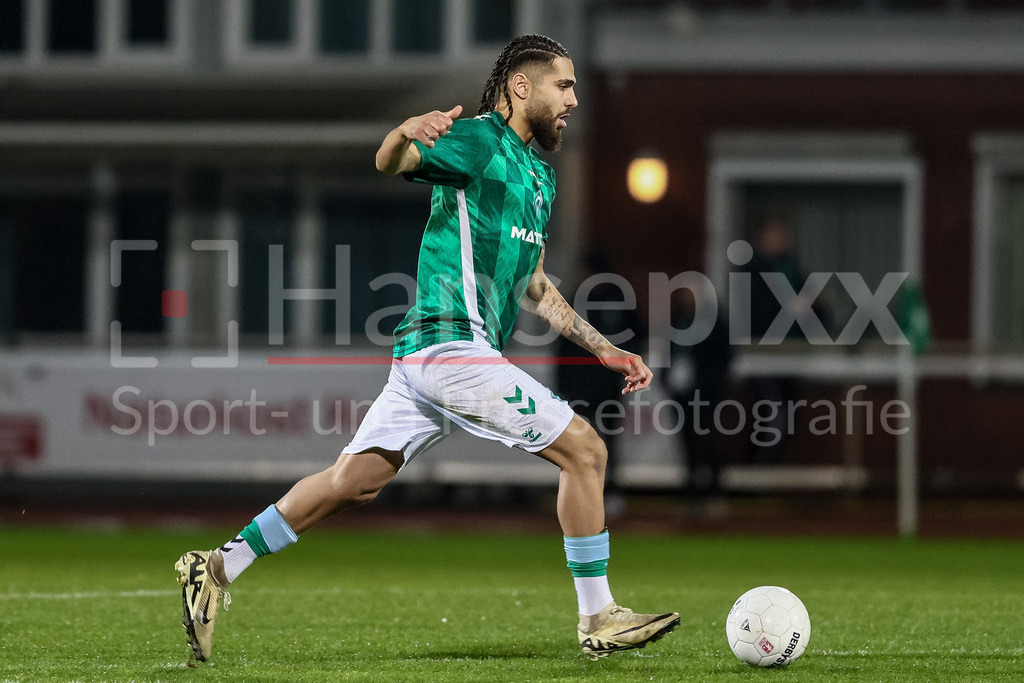 Fussball, Regionalliga Nord, SV Werder Bremen II - VfB Oldenburg | v.li.: Mikail Polat (SV Werder Bremen II, 8) am Ball, Freisteller, Einzelbild, Ganzkörper, Aktion, Action, Spielszene