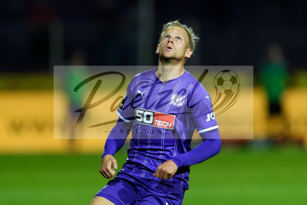 OSNVKO2021090620210906_214 | Fussball, Herren: Soeren Bertram (VfL Osnabrueck) schaut beim Spiel der 3. Liga zwischen VfL Osnabrueck und FC Viktoria Koeln im Stadion an der Bremer Bruecke am 06.09.2021 in Osnabrueck, Deutschland.DFB / DFL REGULATIONS PROHIBIT ANY USE OF PHOTOGRAPHS AS IMAGE SEQUENCES AND/OR QUASI-VIDEO. - Realisiert mit Pictrs.com