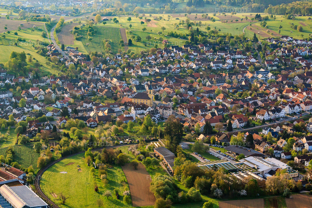 Luftbild: Dorfansicht aus Norden im Ortsteil Langensteinbach in Karlsbad im Bundesland Baden-Württemberg in Deutschland. Foto: IMG_26472.jpg vom 28.04.2010 durch Werner Riehm/FLY-FOTO.de