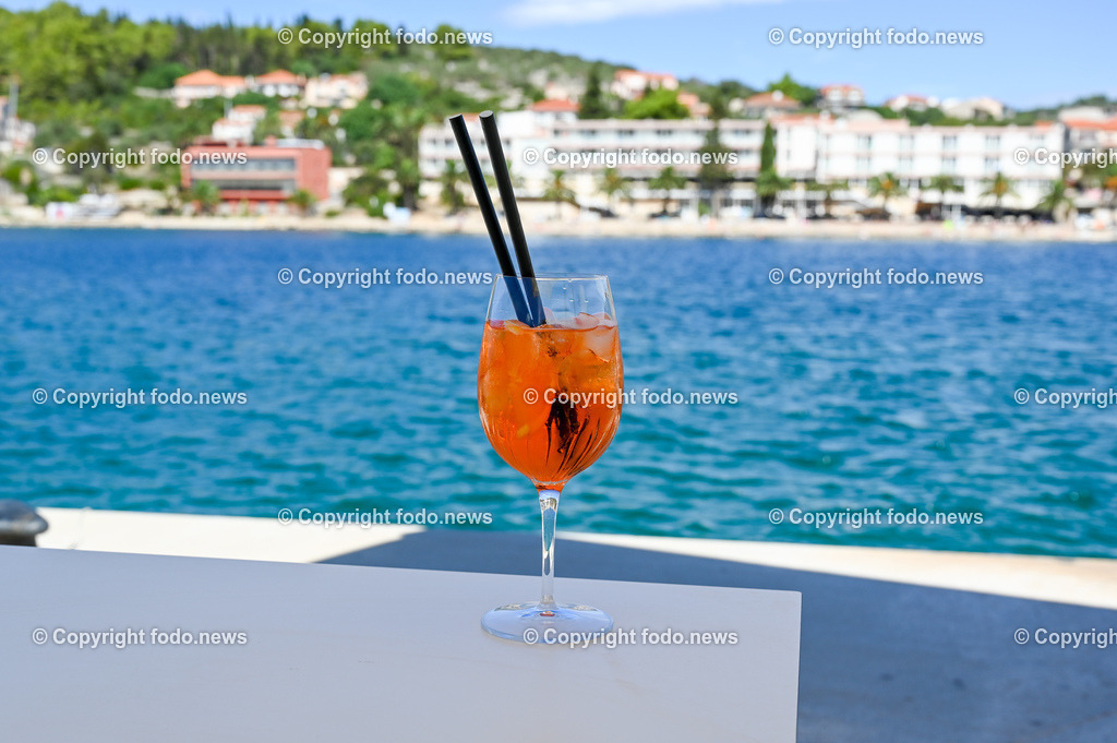 Kroatien_ Korcula_ Insel in Sueddalmatien_ Vela Luka_ 10.09.2024-56 | 10.09.2024, Kroatien, HRV, Korcula, Insel in Sueddalmatien, Vela Luka im Bild Hafen, Hafenansichten, Boot, Boote, Schiff, Schiffe, Gebauede, Adria, Meer, StadtansichtenVela Luka, woertlich Großer Hafen ist ein kroatischer Hafenort auf der Insel Korčula in der oestlichen Adria. Quelle: Wikipedia