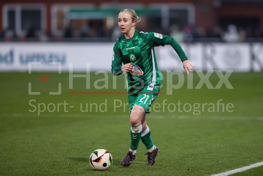 Fussball, Google Pixel Frauen-Bundesliga, SV Werder Bremen - VfL Wolfsburg | v.li.: Caroline Siems (SV Werder Bremen, 21) am Ball, Freisteller, Einzelbild, Ganzkörper, Aktion, Action, Spielszene, DIE DFB-RICHTLINIEN UNTERSAGEN JEGLICHE NUTZUNG VON FOTOS ALS SEQUENZBILDER UND/ODER VIDEOÄHNLICHE FOTOSTRECKEN. DFB REGULATIONS PROHIBIT ANY USE OF PHOTOGRAPHS AS IMAGE SEQUENCES AND/OR QUASI-VIDEO.