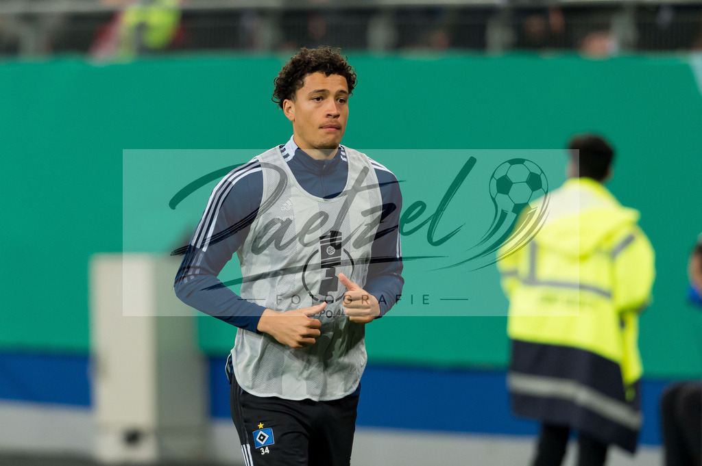 HSVSCF20220419_198 | Fussball, Herren: Jonas David (Hamburger SV) schaut beim DFB-Pokal-Halbfinalspiel zwischen Hamburger SV und SC Freiburg im Volksparkstadion am 19.04.2022 in Hamburg, Deutschland.DFB / DFL REGULATIONS PROHIBIT ANY USE OF PHOTOGRAPHS AS IMAGE SEQUENCES AND/OR QUASI-VIDEO. - Realisiert mit Pictrs.com