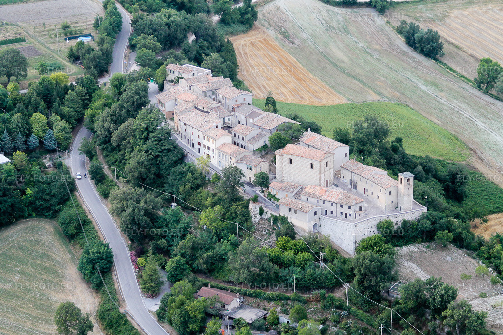 Vue aérienne: Vue de la ville à Cartoceto dans le département Les Marches, Italie. Photo: IMG_43098.jpg prise le 16/07/2011 par Werner Riehm/FLY-FOTO.euRésolution de l'original: 4272 x 2848 px