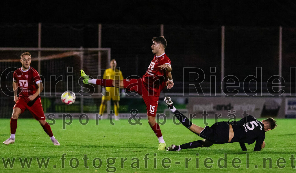 2023-10-27_091_VfB_Hallbergmoos_gegen_FC_Schwaig | Hallbergmoos, Deutschland, 27.10.2023:
Fußball, Landesliga Südost 2023 / 2024, 18. Spieltag, VfB Hallbergmoos gegen FC Schwaig, Endergebnis: 2:3

Moritz Sassmann (VfB Hallbergmoos, #15), Mario Simak (FC Schwaig, #5)

Foto: Christian Riedel / fotografie-riedel.net