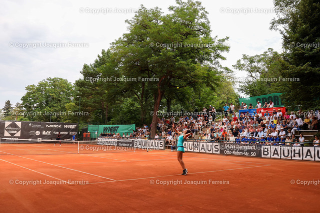 2024.07.20TennisFinaleDa_0335 Kopie | Darmstadt am 21. Juli 2024 xJFAx  48. Internationalen Damen-Tennisturnier des TCB 2000 Darmstadt Finale Angela FITA BOLUDA (ESP) vs Victoria MBOKO (CAN) Bild: v. li. Angela FITA BOLUDA (ESP) gegen Victoria MBOKO (CAN) - Realisiert mit Pictrs.com