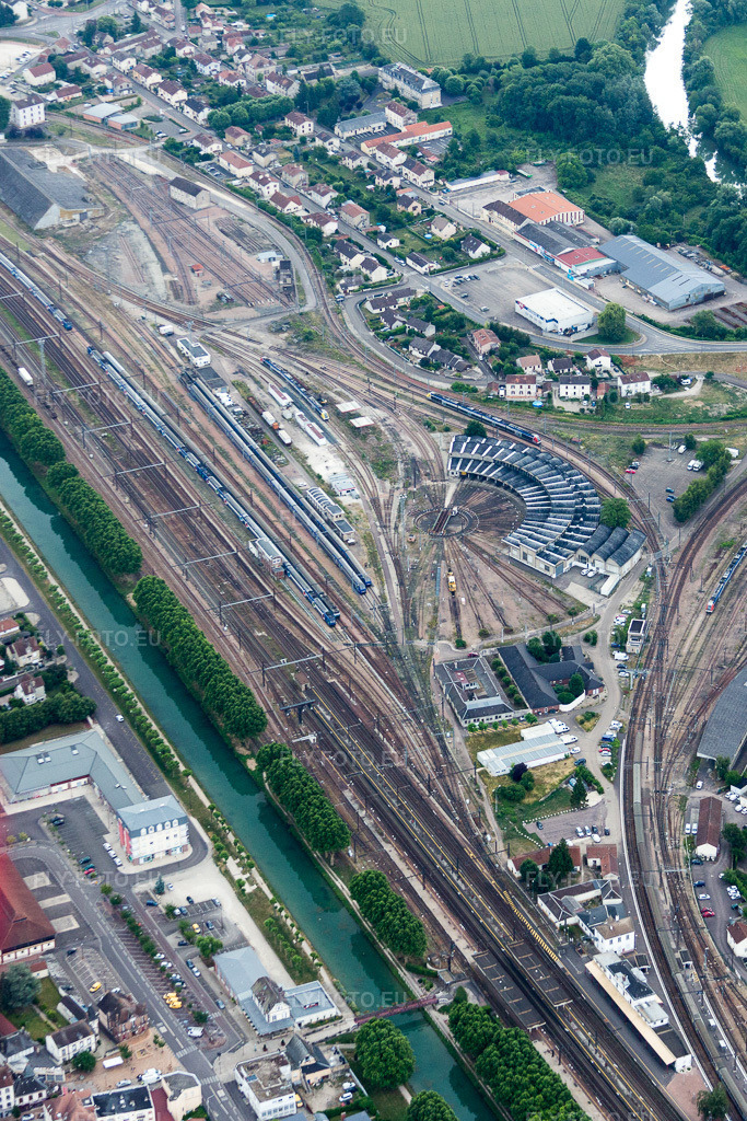 Vue aérienne: Dépôt ferroviaire et atelier de réparation, entretien et réparation des trains à le quartier Cités in Migennes dans le département Yonne, France – .Photo: IMG_082618.jpg prise le 21/06/2015 par Werner Riehm/FLY-FOTO.eu – Résolution de l'original: 2432 x 3648 px