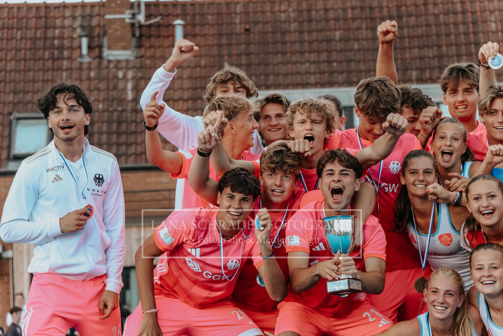 EM_MU18_F_GER-BEL_Lille_bearbeitet_Pokalbilder (33 von 137) | lanaschraderfotografie - Realisiert mit Pictrs.com