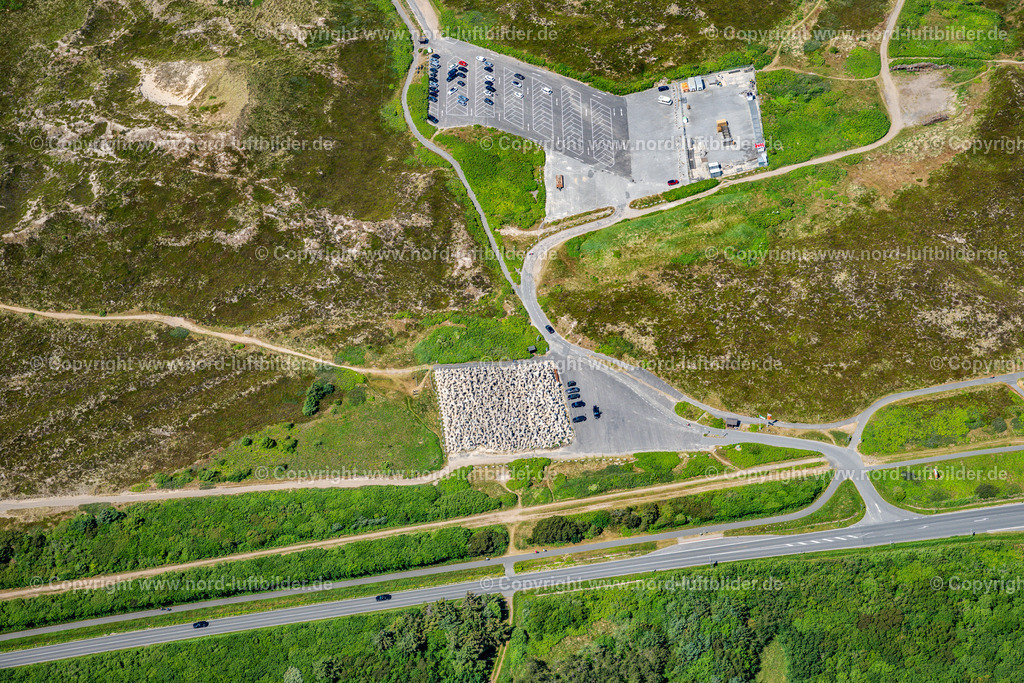 Sylt_Westerland_Lagerstätte_Terapoden_ELS_4924210625 | SYLT 13.08.2025 Abstellfläche für Beton Tertapoden "Strandbefestigung" in Westerland auf Sylt im Bundesland Schleswig-Holstein, Deutschland. // Storage area for concrete tertapods "beach fortification" in Westerland on Sylt in the state Schleswig-Holstein, Germany. Foto: Martin Elsen