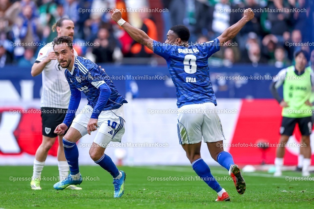 S0419042601010 | 19.04.2026, Fußball, FC Schalke 04 - SC Preußen Münster, 30. Spieltag, 2. Fußball Bundesliga, Veltins-Arena Gelsenkirchen, Saison 2025 2026: Torjubel nach dem Tor zum 1:0 durch Torschütze Kenan Karaman&nbsp;&nbsp;(Schalke04 #19)  DFB regulations prohibit any use of photographs as image sequences and or quasi-video.