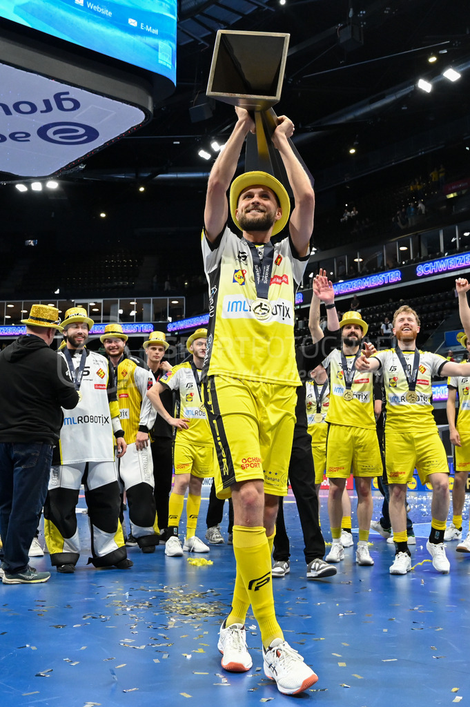 Zug United - HC Rychenberg - 25. April 2026 | Johan Larsson (#5 HC Rychenberg Winterthur) mit dem Pokal am L-UPL Superfinal-Spiel zwischen Zug United und HC Rychenberg am 25. April 2026 in der BCF Arena, Fribourg, Schweiz.Bild: Sportfotografie Markus Aeschimann | www.markus-aeschimann.ch - Realisiert mit Pictrs.com