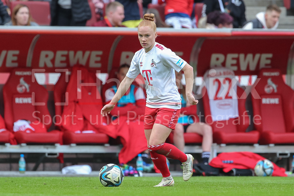 Fussball, Google Pixel Frauen-Bundesliga, 1. FC Köln - SV Werder Bremen | v.li.: Laura Vogt (1. FC Köln, 8) am Ball, Freisteller, Einzelbild, Ganzkörper, Aktion, Action, Spielszene, DIE DFB-RICHTLINIEN UNTERSAGEN JEGLICHE NUTZUNG VON FOTOS ALS SEQUENZBILDER UND/ODER VIDEOÄHNLICHE FOTOSTRECKEN. DFB REGULATIONS PROHIBIT ANY USE OF PHOTOGRAPHS AS IMAGE SEQUENCES AND/OR QUASI-VIDEO.