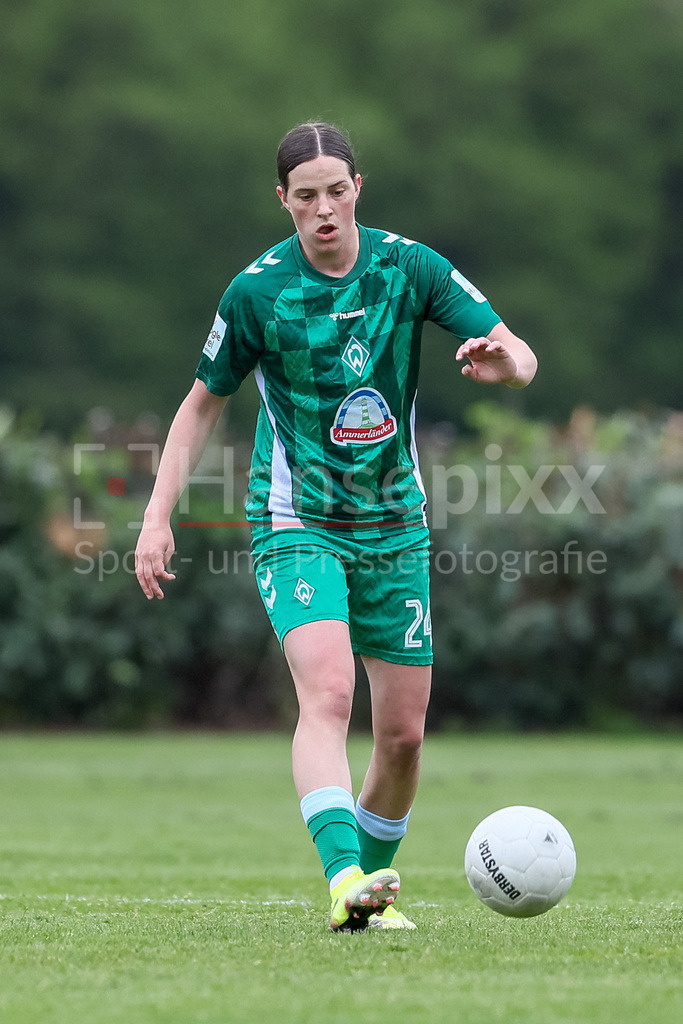 Fussball, Testspiel Frauen, ATS Buntentor - SV Werder Bremen | v.li.: Lara Schmidt (SV Werder Bremen, 24) am Ball, Freisteller, Einzelbild, Ganzkörper, Aktion, Action, Spielszene