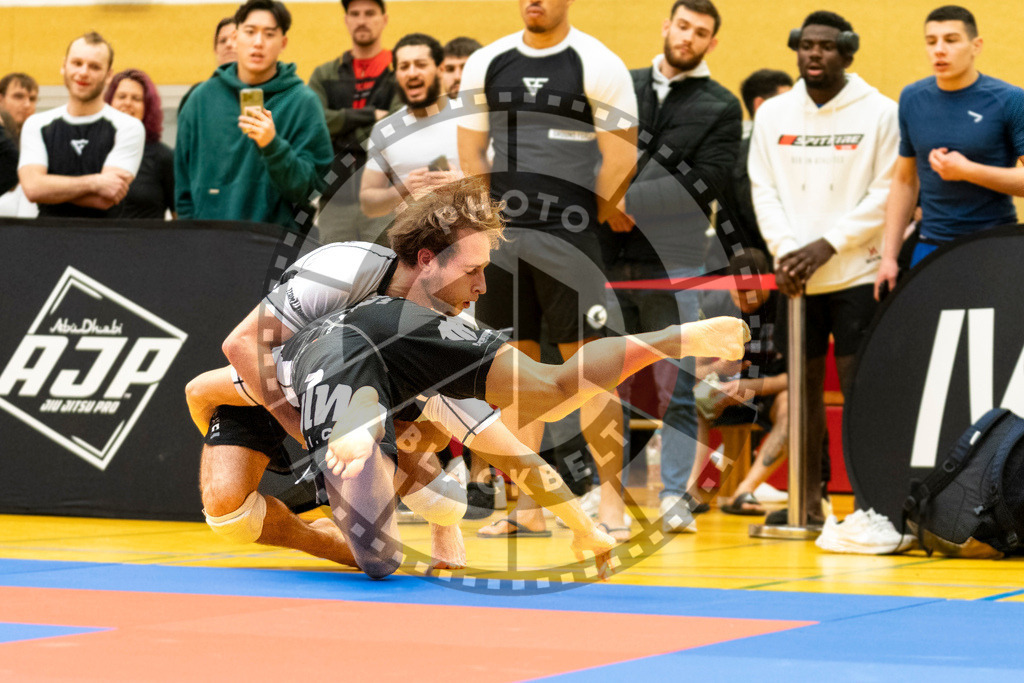 20231118PBB13806 | Fighters compete during the AJP Tour 600 Frankfurt Championship in Frankfurt/Main, Germany, on November 18, 2023.