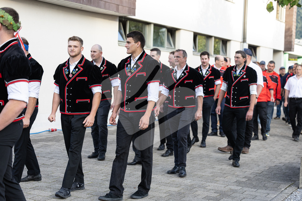 ESAF2025_Empfang_8286 | Die Schwinger des Schwyzer Kantonalen Schwingerverbandes: Fotos, die Dynamik und Leidenschaft festhalten, sowie emotionale Momente aus dem traditionellen Schwingsport zeigen. - Realisiert mit Pictrs.com