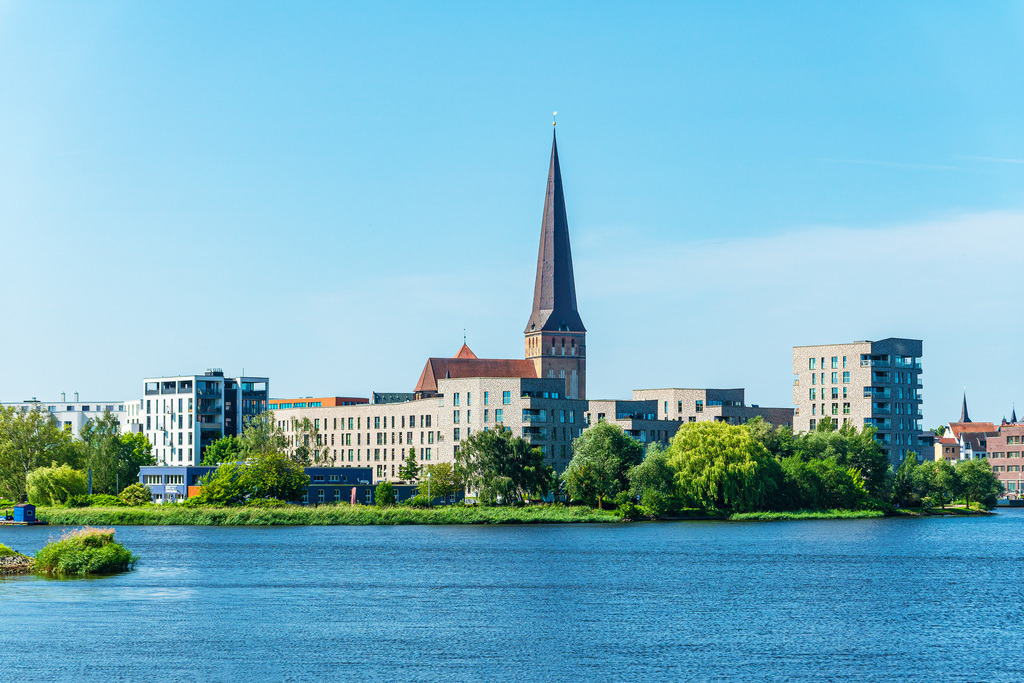 Blick über den Fluss Warnow auf die Hansestadt Rostock | Blick über den Fluss Warnow auf die Hansestadt Rostock.