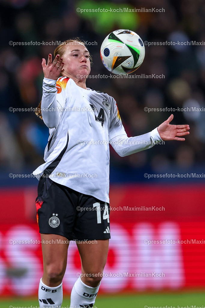 DFB0212240114202217 | 02.12.2024, Fußball Länderspiel Frauen, Deutschland - Italien, Vonovia-Ruhrstadion Bochum, Saison 2024 2025: Lisanne Gräwe (GER #14)DFB regulations prohibit any use of photographs as image sequences and or quasi-video.
