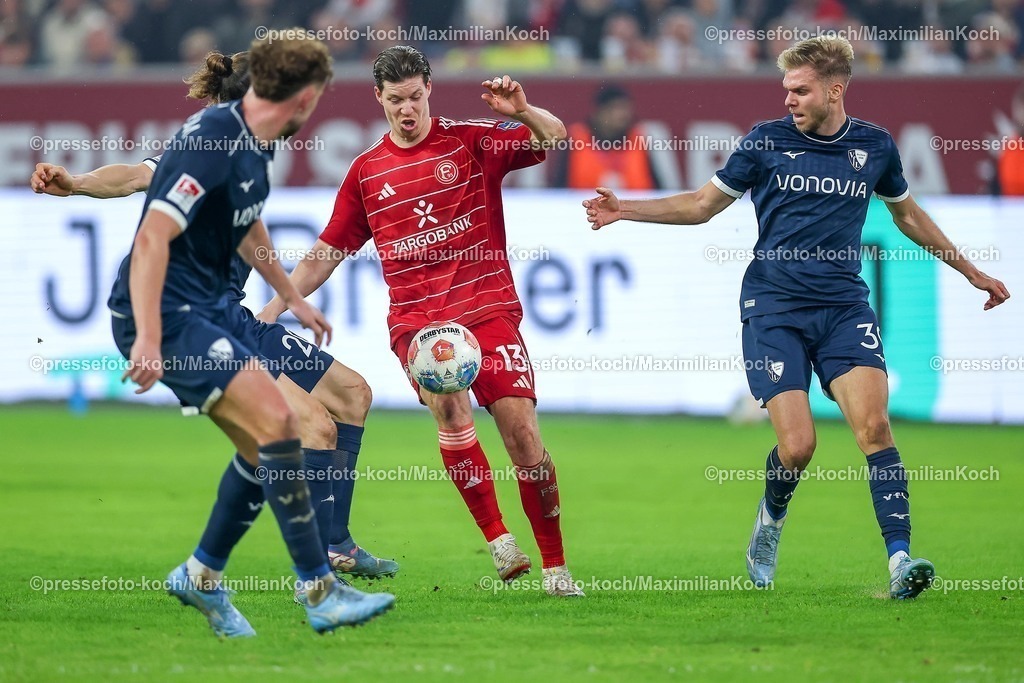 F9527022601139 | 27.02.2026, Fußball, Fortuna Düsseldorf - VfL Bochum, 2. Fußball Bundesliga, Merkur Spiel-Arena, Saison 2025 2026: Cedric Itten&nbsp;(Fortuna Düsseldorf #13) im Zweikampf gegen Noah Loosli&nbsp;(VfL Bochum #20) Philipp Strompf&nbsp;(VfL Bochum #03)    Leandro Morgalla&nbsp;(VfL Bochum #39)  DFB regulations prohibit any use of photographs as image sequences and or quasi-video.