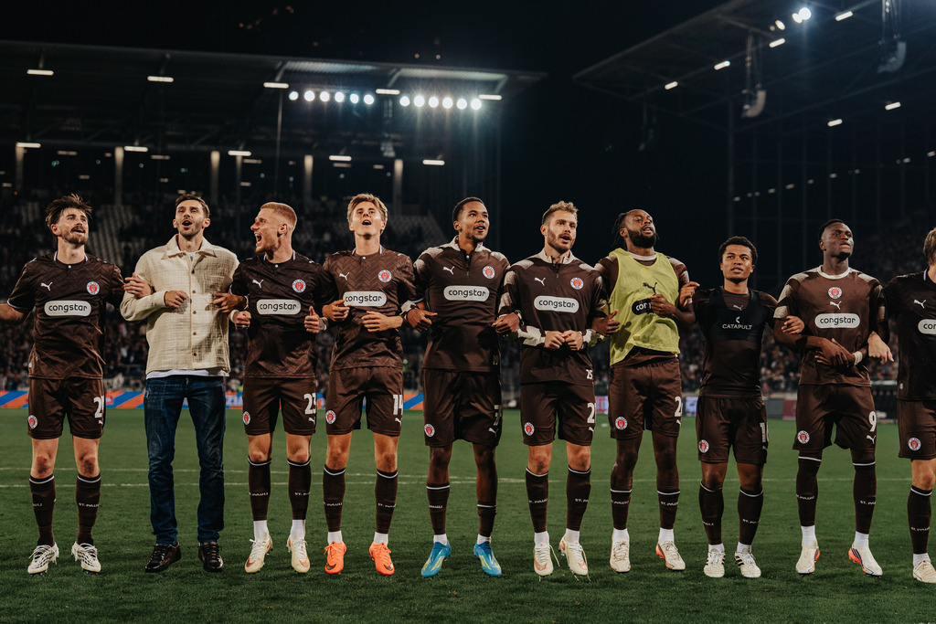 HEV01152 | Der offizielle Shop für FC St. Pauli Fotos. Wähle aus Spielszenen & Fanmomenten dein FCSP Wunschformat. Wir liefern Millerntor-Atmosphäre.