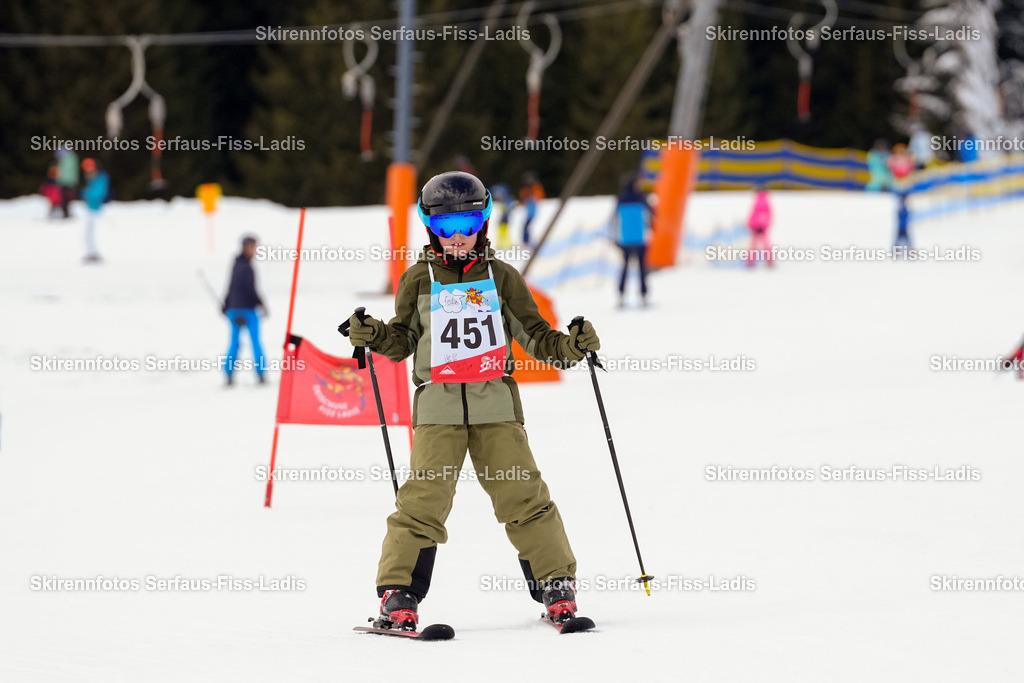 SRF_02.01.2026_0748 | Skirennfotos,Serfaus,Fiss,Ladis,Kinderskirennen,Winter,Tirol,Oberland,skirace,SFL,feelfree,weil wir's genießen,ski,Ski,skifahren,Sonnenplateau, - Realisiert mit Pictrs.com