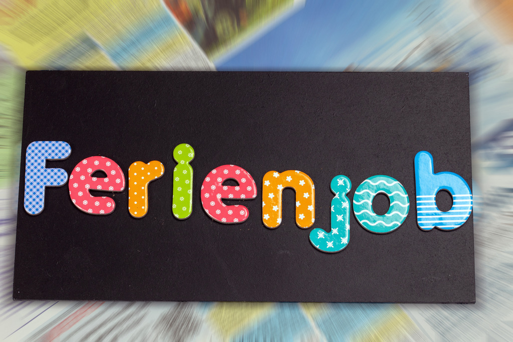 Symbolbild Ferienjob: Tafel mit der Aufschrift FERIENJOB vor den Stellenanzeigen einer Zeitung | Symbolbild Ferienjob: Tafel mit der Aufschrift FERIENJOB vor den Stellenanzeigen einer Zeitung - Realisiert mit Pictrs.com