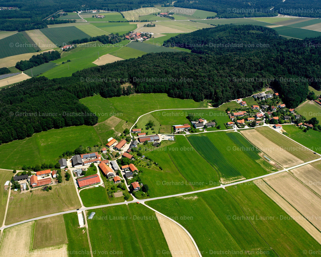 2600343 | UNGHAUSEN 09.06.2006 Landwirtschaftliche Nutzflächen und Feldgrenzen  umsäumen das Siedlungsgebiet des Dorfes in Unghausen im Bundesland Bayern, Deutschland // Agricultural land and field boundaries surround the settlement area of the village  in Unghausen in the state Bavaria, Germany Foto: Gerhard Launer
