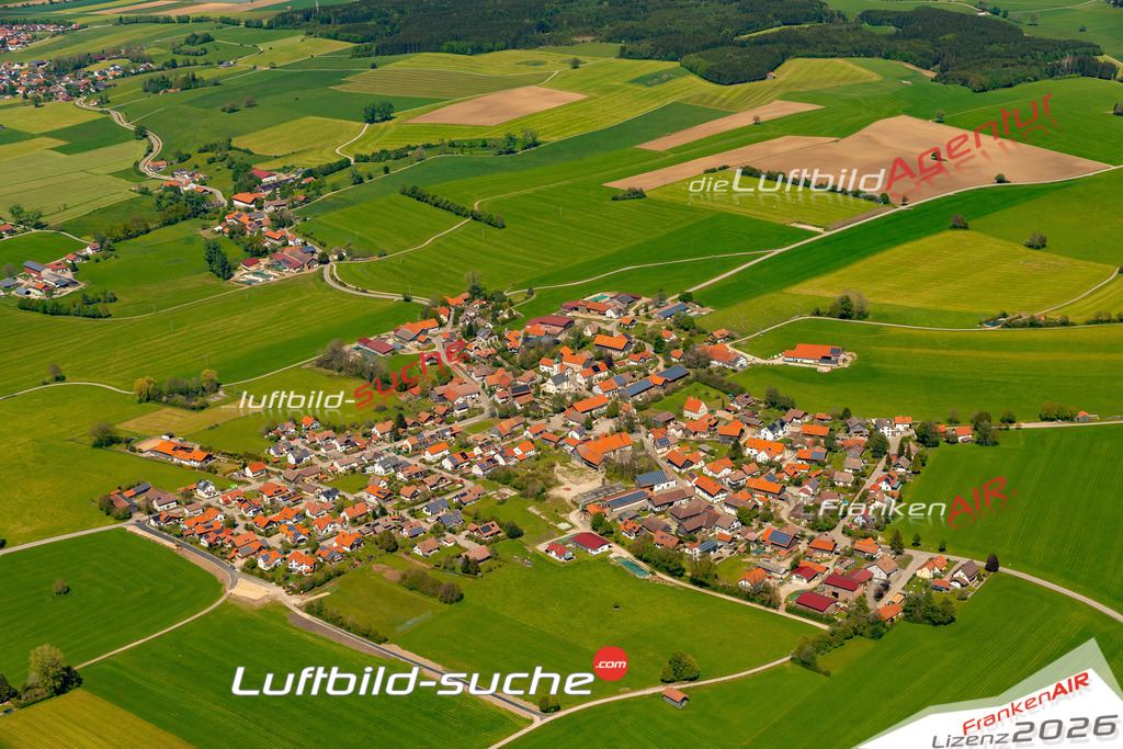 Das Luftbild zeigt : Frankenried Mauerstetten - Die Luftaufnahme wurde 2024 vom UL-Flugzeug aus erstellt ( keine Drohne ) - Hochauflösende Luftaufnahme - Für grossformatige Ausdrucke geeignet. Die Geschenkidee !Mit Lizenz und Bildrechte bestellbar